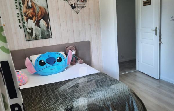 Magnifique maison de 145m2 avec grande piscine et dépendance sur un terrain arboré de 2740m2 proche du centre-