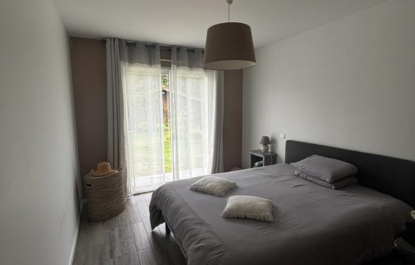 Magnifique maison de 145m2 avec grande piscine et dépendance sur un terrain arboré de 2740m2 proche du centre-