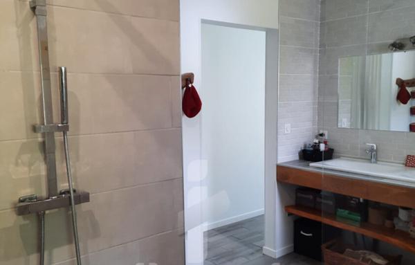 Magnifique maison de 145m2 avec grande piscine et dépendance sur un terrain arboré de 2740m2 proche du centre-