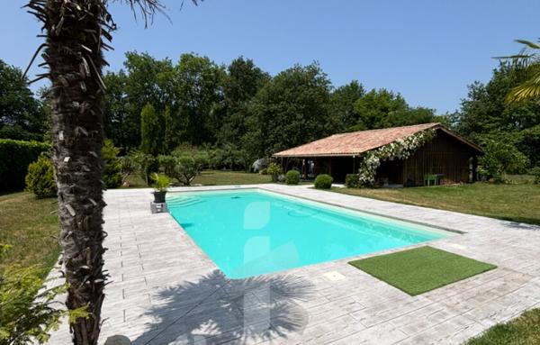 Magnifique maison de 145m2 avec grande piscine et dépendance sur un terrain arboré de 2740m2 proche du centre-