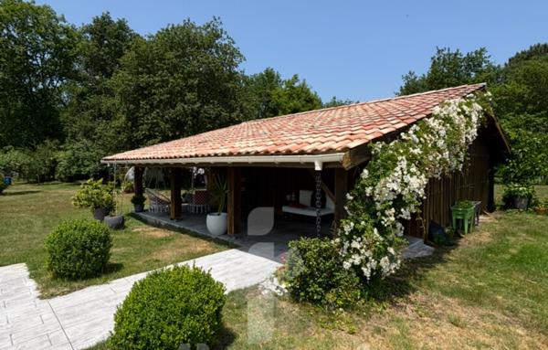Magnifique maison de 145m2 avec grande piscine et dépendance sur un terrain arboré de 2740m2 proche du centre-