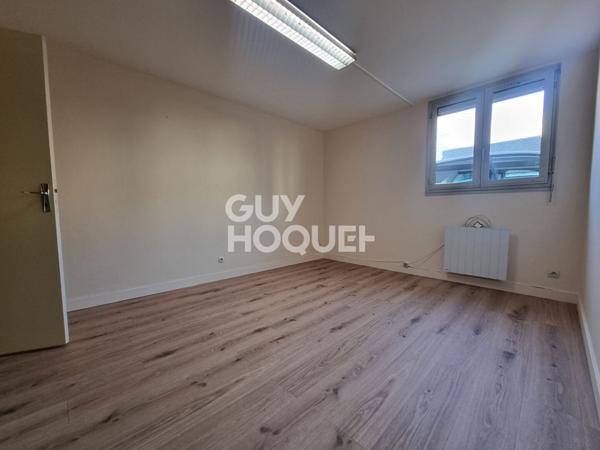 Local professionnel d'environ 90M² en vente à VANNES