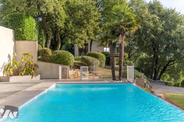 Maison de 310m² environ avec sous sol complet sur 2840m² de terrain 