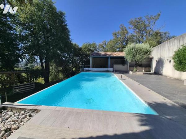 Maison de 310m² environ avec sous sol complet sur 2840m² de terrain 