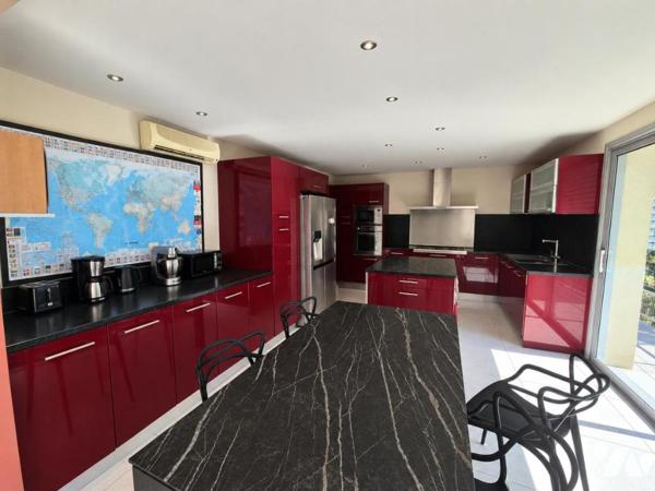 Maison de 310m² environ avec sous sol complet sur 2840m² de terrain 