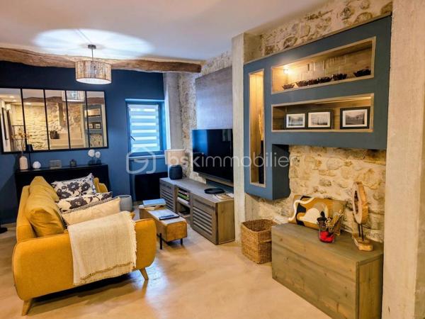 À l'entrée du Vieux Village de Vallauris, rue de la Ressence, je vous propose cette superbe maison de village entièrement rénovée avec beaucoup de goût et des matériaux de qualité.

Le bien allie à la perfection le charme de l'ancien avec ses murs en pierres apparentes et le confort du contemporain.   

En rez-de-chaussée, l'entrée s'effectue par un espace de vie chaleureux comprenant une grande cuisine entièrement équipée, son espace salle à manger ainsi qu'un agréable salon.  
Au niveau inférieur (niveau -1), vous découvrirez une belle pièce d'accueil aménagée avec coin bar et cave à vin, complétée par un WC invités indépendant.   
Au premier étage, l'espace nuit propose deux agréables chambres aménagées en suites privatives, bénéficiant chacune de sa propre salle d'eau contemporaine avec WC.   

La maison développe une surface habitable de 74,73 m² Loi Carrez (85,17 m² au sol).   

Située à proximité immédiate des commerces du centre-ville, elle profite également de la facilité d'accès au parking municipal proche de la maison.

Une maison de caractère, soignée dans les moindres détails et sans aucun travail à prévoir, idéale pour une résidence principale, un pied-à-terre sur la Côte d'Azur ou un investissement locatif à forte rentabilité.
Toiture refaite, possibilité de poser une climatisation.