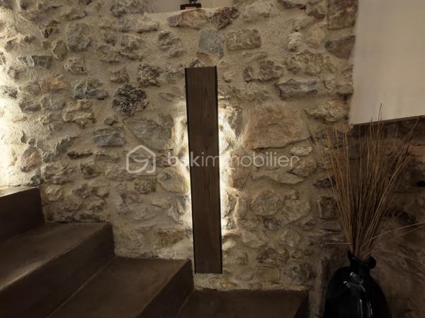 À l'entrée du Vieux Village de Vallauris, rue de la Ressence, je vous propose cette superbe maison de village entièrement rénovée avec beaucoup de goût et des matériaux de qualité.

Le bien allie à la perfection le charme de l'ancien avec ses murs en pierres apparentes et le confort du contemporain.   

En rez-de-chaussée, l'entrée s'effectue par un espace de vie chaleureux comprenant une grande cuisine entièrement équipée, son espace salle à manger ainsi qu'un agréable salon.  
Au niveau inférieur (niveau -1), vous découvrirez une belle pièce d'accueil aménagée avec coin bar et cave à vin, complétée par un WC invités indépendant.   
Au premier étage, l'espace nuit propose deux agréables chambres aménagées en suites privatives, bénéficiant chacune de sa propre salle d'eau contemporaine avec WC.   

La maison développe une surface habitable de 74,73 m² Loi Carrez (85,17 m² au sol).   

Située à proximité immédiate des commerces du centre-ville, elle profite également de la facilité d'accès au parking municipal proche de la maison.

Une maison de caractère, soignée dans les moindres détails et sans aucun travail à prévoir, idéale pour une résidence principale, un pied-à-terre sur la Côte d'Azur ou un investissement locatif à forte rentabilité.
Toiture refaite, possibilité de poser une climatisation.