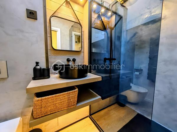 À l'entrée du Vieux Village de Vallauris, rue de la Ressence, je vous propose cette superbe maison de village entièrement rénovée avec beaucoup de goût et des matériaux de qualité.

Le bien allie à la perfection le charme de l'ancien avec ses murs en pierres apparentes et le confort du contemporain.   

En rez-de-chaussée, l'entrée s'effectue par un espace de vie chaleureux comprenant une grande cuisine entièrement équipée, son espace salle à manger ainsi qu'un agréable salon.  
Au niveau inférieur (niveau -1), vous découvrirez une belle pièce d'accueil aménagée avec coin bar et cave à vin, complétée par un WC invités indépendant.   
Au premier étage, l'espace nuit propose deux agréables chambres aménagées en suites privatives, bénéficiant chacune de sa propre salle d'eau contemporaine avec WC.   

La maison développe une surface habitable de 74,73 m² Loi Carrez (85,17 m² au sol).   

Située à proximité immédiate des commerces du centre-ville, elle profite également de la facilité d'accès au parking municipal proche de la maison.

Une maison de caractère, soignée dans les moindres détails et sans aucun travail à prévoir, idéale pour une résidence principale, un pied-à-terre sur la Côte d'Azur ou un investissement locatif à forte rentabilité.
Toiture refaite, possibilité de poser une climatisation.
