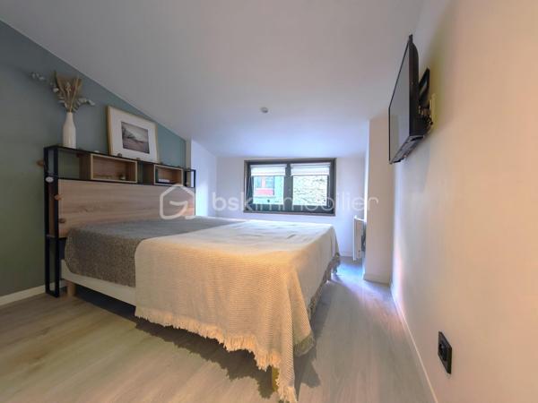 À l'entrée du Vieux Village de Vallauris, rue de la Ressence, je vous propose cette superbe maison de village entièrement rénovée avec beaucoup de goût et des matériaux de qualité.

Le bien allie à la perfection le charme de l'ancien avec ses murs en pierres apparentes et le confort du contemporain.   

En rez-de-chaussée, l'entrée s'effectue par un espace de vie chaleureux comprenant une grande cuisine entièrement équipée, son espace salle à manger ainsi qu'un agréable salon.  
Au niveau inférieur (niveau -1), vous découvrirez une belle pièce d'accueil aménagée avec coin bar et cave à vin, complétée par un WC invités indépendant.   
Au premier étage, l'espace nuit propose deux agréables chambres aménagées en suites privatives, bénéficiant chacune de sa propre salle d'eau contemporaine avec WC.   

La maison développe une surface habitable de 74,73 m² Loi Carrez (85,17 m² au sol).   

Située à proximité immédiate des commerces du centre-ville, elle profite également de la facilité d'accès au parking municipal proche de la maison.

Une maison de caractère, soignée dans les moindres détails et sans aucun travail à prévoir, idéale pour une résidence principale, un pied-à-terre sur la Côte d'Azur ou un investissement locatif à forte rentabilité.
Toiture refaite, possibilité de poser une climatisation.