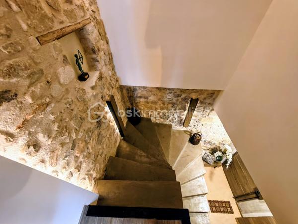 À l'entrée du Vieux Village de Vallauris, rue de la Ressence, je vous propose cette superbe maison de village entièrement rénovée avec beaucoup de goût et des matériaux de qualité.

Le bien allie à la perfection le charme de l'ancien avec ses murs en pierres apparentes et le confort du contemporain.   

En rez-de-chaussée, l'entrée s'effectue par un espace de vie chaleureux comprenant une grande cuisine entièrement équipée, son espace salle à manger ainsi qu'un agréable salon.  
Au niveau inférieur (niveau -1), vous découvrirez une belle pièce d'accueil aménagée avec coin bar et cave à vin, complétée par un WC invités indépendant.   
Au premier étage, l'espace nuit propose deux agréables chambres aménagées en suites privatives, bénéficiant chacune de sa propre salle d'eau contemporaine avec WC.   

La maison développe une surface habitable de 74,73 m² Loi Carrez (85,17 m² au sol).   

Située à proximité immédiate des commerces du centre-ville, elle profite également de la facilité d'accès au parking municipal proche de la maison.

Une maison de caractère, soignée dans les moindres détails et sans aucun travail à prévoir, idéale pour une résidence principale, un pied-à-terre sur la Côte d'Azur ou un investissement locatif à forte rentabilité.
Toiture refaite, possibilité de poser une climatisation.