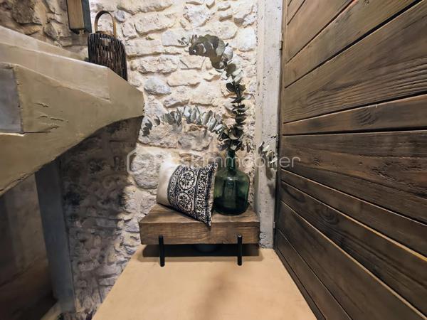 À l'entrée du Vieux Village de Vallauris, rue de la Ressence, je vous propose cette superbe maison de village entièrement rénovée avec beaucoup de goût et des matériaux de qualité.

Le bien allie à la perfection le charme de l'ancien avec ses murs en pierres apparentes et le confort du contemporain.   

En rez-de-chaussée, l'entrée s'effectue par un espace de vie chaleureux comprenant une grande cuisine entièrement équipée, son espace salle à manger ainsi qu'un agréable salon.  
Au niveau inférieur (niveau -1), vous découvrirez une belle pièce d'accueil aménagée avec coin bar et cave à vin, complétée par un WC invités indépendant.   
Au premier étage, l'espace nuit propose deux agréables chambres aménagées en suites privatives, bénéficiant chacune de sa propre salle d'eau contemporaine avec WC.   

La maison développe une surface habitable de 74,73 m² Loi Carrez (85,17 m² au sol).   

Située à proximité immédiate des commerces du centre-ville, elle profite également de la facilité d'accès au parking municipal proche de la maison.

Une maison de caractère, soignée dans les moindres détails et sans aucun travail à prévoir, idéale pour une résidence principale, un pied-à-terre sur la Côte d'Azur ou un investissement locatif à forte rentabilité.
Toiture refaite, possibilité de poser une climatisation.