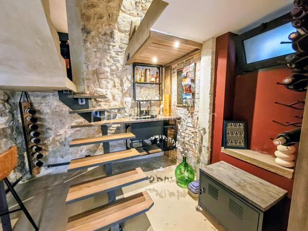 À l'entrée du Vieux Village de Vallauris, rue de la Ressence, je vous propose cette superbe maison de village entièrement rénovée avec beaucoup de goût et des matériaux de qualité.

Le bien allie à la perfection le charme de l'ancien avec ses murs en pierres apparentes et le confort du contemporain.   

En rez-de-chaussée, l'entrée s'effectue par un espace de vie chaleureux comprenant une grande cuisine entièrement équipée, son espace salle à manger ainsi qu'un agréable salon.  
Au niveau inférieur (niveau -1), vous découvrirez une belle pièce d'accueil aménagée avec coin bar et cave à vin, complétée par un WC invités indépendant.   
Au premier étage, l'espace nuit propose deux agréables chambres aménagées en suites privatives, bénéficiant chacune de sa propre salle d'eau contemporaine avec WC.   

La maison développe une surface habitable de 74,73 m² Loi Carrez (85,17 m² au sol).   

Située à proximité immédiate des commerces du centre-ville, elle profite également de la facilité d'accès au parking municipal proche de la maison.

Une maison de caractère, soignée dans les moindres détails et sans aucun travail à prévoir, idéale pour une résidence principale, un pied-à-terre sur la Côte d'Azur ou un investissement locatif à forte rentabilité.
Toiture refaite, possibilité de poser une climatisation.