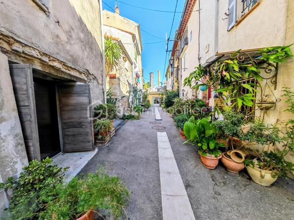 À l'entrée du Vieux Village de Vallauris, rue de la Ressence, je vous propose cette superbe maison de village entièrement rénovée avec beaucoup de goût et des matériaux de qualité.

Le bien allie à la perfection le charme de l'ancien avec ses murs en pierres apparentes et le confort du contemporain.   

En rez-de-chaussée, l'entrée s'effectue par un espace de vie chaleureux comprenant une grande cuisine entièrement équipée, son espace salle à manger ainsi qu'un agréable salon.  
Au niveau inférieur (niveau -1), vous découvrirez une belle pièce d'accueil aménagée avec coin bar et cave à vin, complétée par un WC invités indépendant.   
Au premier étage, l'espace nuit propose deux agréables chambres aménagées en suites privatives, bénéficiant chacune de sa propre salle d'eau contemporaine avec WC.   

La maison développe une surface habitable de 74,73 m² Loi Carrez (85,17 m² au sol).   

Située à proximité immédiate des commerces du centre-ville, elle profite également de la facilité d'accès au parking municipal proche de la maison.

Une maison de caractère, soignée dans les moindres détails et sans aucun travail à prévoir, idéale pour une résidence principale, un pied-à-terre sur la Côte d'Azur ou un investissement locatif à forte rentabilité.
Toiture refaite, possibilité de poser une climatisation.