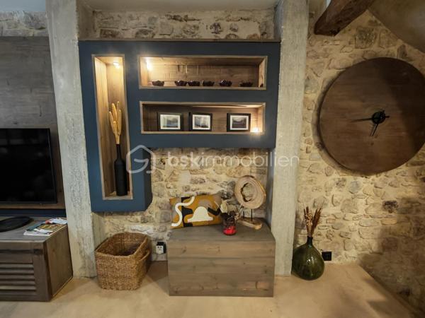 À l'entrée du Vieux Village de Vallauris, rue de la Ressence, je vous propose cette superbe maison de village entièrement rénovée avec beaucoup de goût et des matériaux de qualité.

Le bien allie à la perfection le charme de l'ancien avec ses murs en pierres apparentes et le confort du contemporain.   

En rez-de-chaussée, l'entrée s'effectue par un espace de vie chaleureux comprenant une grande cuisine entièrement équipée, son espace salle à manger ainsi qu'un agréable salon.  
Au niveau inférieur (niveau -1), vous découvrirez une belle pièce d'accueil aménagée avec coin bar et cave à vin, complétée par un WC invités indépendant.   
Au premier étage, l'espace nuit propose deux agréables chambres aménagées en suites privatives, bénéficiant chacune de sa propre salle d'eau contemporaine avec WC.   

La maison développe une surface habitable de 74,73 m² Loi Carrez (85,17 m² au sol).   

Située à proximité immédiate des commerces du centre-ville, elle profite également de la facilité d'accès au parking municipal proche de la maison.

Une maison de caractère, soignée dans les moindres détails et sans aucun travail à prévoir, idéale pour une résidence principale, un pied-à-terre sur la Côte d'Azur ou un investissement locatif à forte rentabilité.
Toiture refaite, possibilité de poser une climatisation.