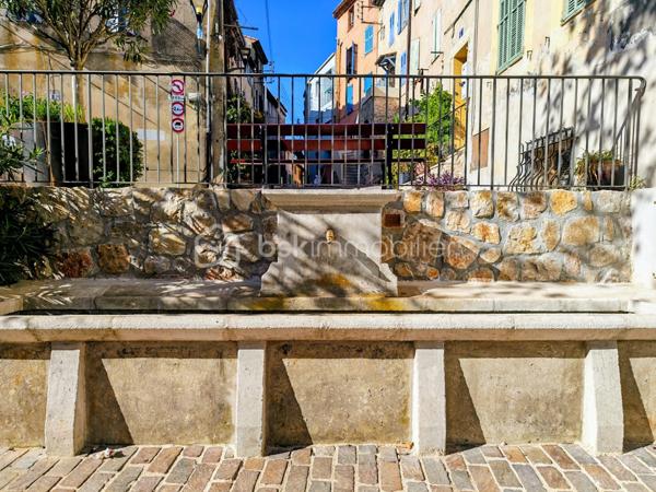À l'entrée du Vieux Village de Vallauris, rue de la Ressence, je vous propose cette superbe maison de village entièrement rénovée avec beaucoup de goût et des matériaux de qualité.

Le bien allie à la perfection le charme de l'ancien avec ses murs en pierres apparentes et le confort du contemporain.   

En rez-de-chaussée, l'entrée s'effectue par un espace de vie chaleureux comprenant une grande cuisine entièrement équipée, son espace salle à manger ainsi qu'un agréable salon.  
Au niveau inférieur (niveau -1), vous découvrirez une belle pièce d'accueil aménagée avec coin bar et cave à vin, complétée par un WC invités indépendant.   
Au premier étage, l'espace nuit propose deux agréables chambres aménagées en suites privatives, bénéficiant chacune de sa propre salle d'eau contemporaine avec WC.   

La maison développe une surface habitable de 74,73 m² Loi Carrez (85,17 m² au sol).   

Située à proximité immédiate des commerces du centre-ville, elle profite également de la facilité d'accès au parking municipal proche de la maison.

Une maison de caractère, soignée dans les moindres détails et sans aucun travail à prévoir, idéale pour une résidence principale, un pied-à-terre sur la Côte d'Azur ou un investissement locatif à forte rentabilité.
Toiture refaite, possibilité de poser une climatisation.