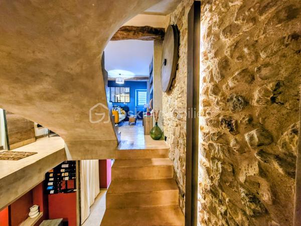 À l'entrée du Vieux Village de Vallauris, rue de la Ressence, je vous propose cette superbe maison de village entièrement rénovée avec beaucoup de goût et des matériaux de qualité.

Le bien allie à la perfection le charme de l'ancien avec ses murs en pierres apparentes et le confort du contemporain.   

En rez-de-chaussée, l'entrée s'effectue par un espace de vie chaleureux comprenant une grande cuisine entièrement équipée, son espace salle à manger ainsi qu'un agréable salon.  
Au niveau inférieur (niveau -1), vous découvrirez une belle pièce d'accueil aménagée avec coin bar et cave à vin, complétée par un WC invités indépendant.   
Au premier étage, l'espace nuit propose deux agréables chambres aménagées en suites privatives, bénéficiant chacune de sa propre salle d'eau contemporaine avec WC.   

La maison développe une surface habitable de 74,73 m² Loi Carrez (85,17 m² au sol).   

Située à proximité immédiate des commerces du centre-ville, elle profite également de la facilité d'accès au parking municipal proche de la maison.

Une maison de caractère, soignée dans les moindres détails et sans aucun travail à prévoir, idéale pour une résidence principale, un pied-à-terre sur la Côte d'Azur ou un investissement locatif à forte rentabilité.
Toiture refaite, possibilité de poser une climatisation.