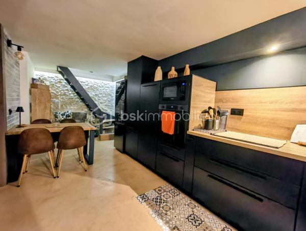 À l'entrée du Vieux Village de Vallauris, rue de la Ressence, je vous propose cette superbe maison de village entièrement rénovée avec beaucoup de goût et des matériaux de qualité.

Le bien allie à la perfection le charme de l'ancien avec ses murs en pierres apparentes et le confort du contemporain.   

En rez-de-chaussée, l'entrée s'effectue par un espace de vie chaleureux comprenant une grande cuisine entièrement équipée, son espace salle à manger ainsi qu'un agréable salon.  
Au niveau inférieur (niveau -1), vous découvrirez une belle pièce d'accueil aménagée avec coin bar et cave à vin, complétée par un WC invités indépendant.   
Au premier étage, l'espace nuit propose deux agréables chambres aménagées en suites privatives, bénéficiant chacune de sa propre salle d'eau contemporaine avec WC.   

La maison développe une surface habitable de 74,73 m² Loi Carrez (85,17 m² au sol).   

Située à proximité immédiate des commerces du centre-ville, elle profite également de la facilité d'accès au parking municipal proche de la maison.

Une maison de caractère, soignée dans les moindres détails et sans aucun travail à prévoir, idéale pour une résidence principale, un pied-à-terre sur la Côte d'Azur ou un investissement locatif à forte rentabilité.
Toiture refaite, possibilité de poser une climatisation.