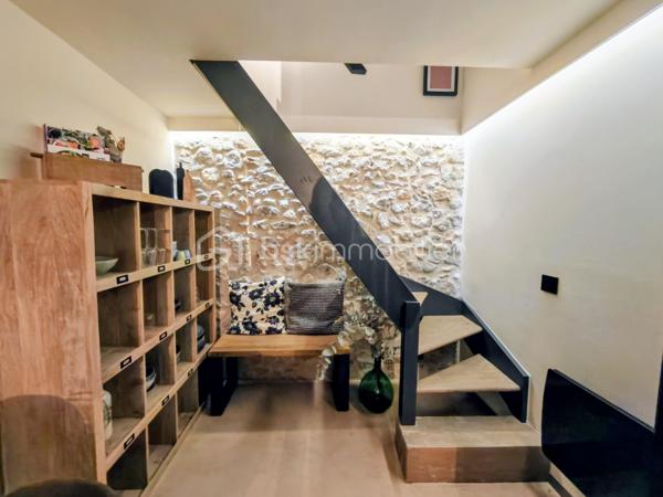 À l'entrée du Vieux Village de Vallauris, rue de la Ressence, je vous propose cette superbe maison de village entièrement rénovée avec beaucoup de goût et des matériaux de qualité.

Le bien allie à la perfection le charme de l'ancien avec ses murs en pierres apparentes et le confort du contemporain.   

En rez-de-chaussée, l'entrée s'effectue par un espace de vie chaleureux comprenant une grande cuisine entièrement équipée, son espace salle à manger ainsi qu'un agréable salon.  
Au niveau inférieur (niveau -1), vous découvrirez une belle pièce d'accueil aménagée avec coin bar et cave à vin, complétée par un WC invités indépendant.   
Au premier étage, l'espace nuit propose deux agréables chambres aménagées en suites privatives, bénéficiant chacune de sa propre salle d'eau contemporaine avec WC.   

La maison développe une surface habitable de 74,73 m² Loi Carrez (85,17 m² au sol).   

Située à proximité immédiate des commerces du centre-ville, elle profite également de la facilité d'accès au parking municipal proche de la maison.

Une maison de caractère, soignée dans les moindres détails et sans aucun travail à prévoir, idéale pour une résidence principale, un pied-à-terre sur la Côte d'Azur ou un investissement locatif à forte rentabilité.
Toiture refaite, possibilité de poser une climatisation.