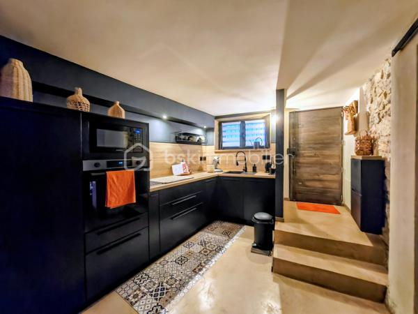 À l'entrée du Vieux Village de Vallauris, rue de la Ressence, je vous propose cette superbe maison de village entièrement rénovée avec beaucoup de goût et des matériaux de qualité.

Le bien allie à la perfection le charme de l'ancien avec ses murs en pierres apparentes et le confort du contemporain.   

En rez-de-chaussée, l'entrée s'effectue par un espace de vie chaleureux comprenant une grande cuisine entièrement équipée, son espace salle à manger ainsi qu'un agréable salon.  
Au niveau inférieur (niveau -1), vous découvrirez une belle pièce d'accueil aménagée avec coin bar et cave à vin, complétée par un WC invités indépendant.   
Au premier étage, l'espace nuit propose deux agréables chambres aménagées en suites privatives, bénéficiant chacune de sa propre salle d'eau contemporaine avec WC.   

La maison développe une surface habitable de 74,73 m² Loi Carrez (85,17 m² au sol).   

Située à proximité immédiate des commerces du centre-ville, elle profite également de la facilité d'accès au parking municipal proche de la maison.

Une maison de caractère, soignée dans les moindres détails et sans aucun travail à prévoir, idéale pour une résidence principale, un pied-à-terre sur la Côte d'Azur ou un investissement locatif à forte rentabilité.
Toiture refaite, possibilité de poser une climatisation.