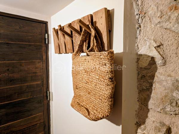 À l'entrée du Vieux Village de Vallauris, rue de la Ressence, je vous propose cette superbe maison de village entièrement rénovée avec beaucoup de goût et des matériaux de qualité.

Le bien allie à la perfection le charme de l'ancien avec ses murs en pierres apparentes et le confort du contemporain.   

En rez-de-chaussée, l'entrée s'effectue par un espace de vie chaleureux comprenant une grande cuisine entièrement équipée, son espace salle à manger ainsi qu'un agréable salon.  
Au niveau inférieur (niveau -1), vous découvrirez une belle pièce d'accueil aménagée avec coin bar et cave à vin, complétée par un WC invités indépendant.   
Au premier étage, l'espace nuit propose deux agréables chambres aménagées en suites privatives, bénéficiant chacune de sa propre salle d'eau contemporaine avec WC.   

La maison développe une surface habitable de 74,73 m² Loi Carrez (85,17 m² au sol).   

Située à proximité immédiate des commerces du centre-ville, elle profite également de la facilité d'accès au parking municipal proche de la maison.

Une maison de caractère, soignée dans les moindres détails et sans aucun travail à prévoir, idéale pour une résidence principale, un pied-à-terre sur la Côte d'Azur ou un investissement locatif à forte rentabilité.
Toiture refaite, possibilité de poser une climatisation.