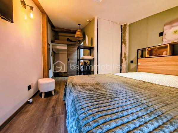 À l'entrée du Vieux Village de Vallauris, rue de la Ressence, je vous propose cette superbe maison de village entièrement rénovée avec beaucoup de goût et des matériaux de qualité.

Le bien allie à la perfection le charme de l'ancien avec ses murs en pierres apparentes et le confort du contemporain.   

En rez-de-chaussée, l'entrée s'effectue par un espace de vie chaleureux comprenant une grande cuisine entièrement équipée, son espace salle à manger ainsi qu'un agréable salon.  
Au niveau inférieur (niveau -1), vous découvrirez une belle pièce d'accueil aménagée avec coin bar et cave à vin, complétée par un WC invités indépendant.   
Au premier étage, l'espace nuit propose deux agréables chambres aménagées en suites privatives, bénéficiant chacune de sa propre salle d'eau contemporaine avec WC.   

La maison développe une surface habitable de 74,73 m² Loi Carrez (85,17 m² au sol).   

Située à proximité immédiate des commerces du centre-ville, elle profite également de la facilité d'accès au parking municipal proche de la maison.

Une maison de caractère, soignée dans les moindres détails et sans aucun travail à prévoir, idéale pour une résidence principale, un pied-à-terre sur la Côte d'Azur ou un investissement locatif à forte rentabilité.
Toiture refaite, possibilité de poser une climatisation.