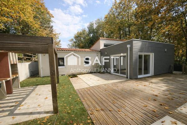 Maison lumineuse avec piscine et terrasse