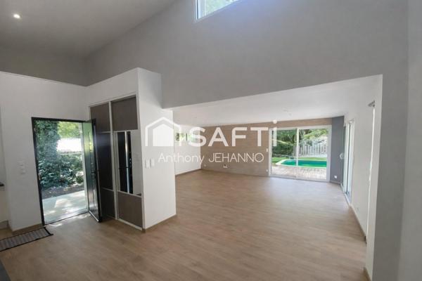 Maison lumineuse avec piscine et terrasse