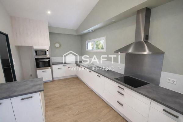 Maison lumineuse avec piscine et terrasse