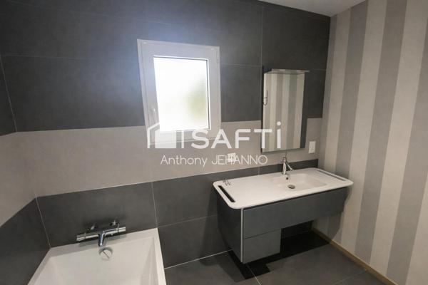 Maison lumineuse avec piscine et terrasse