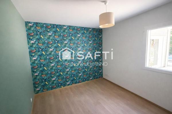 Maison lumineuse avec piscine et terrasse