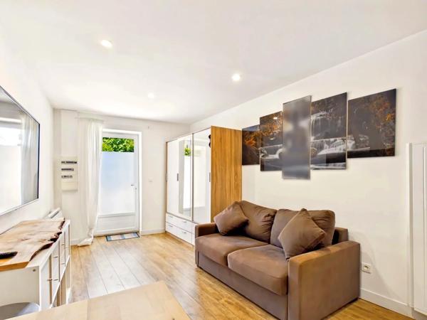 Maison de village rénovée avec terrasse. garage et studio indépendant