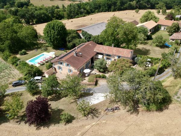 Maison isolée avec deux gites offrant des possibilités de revenus