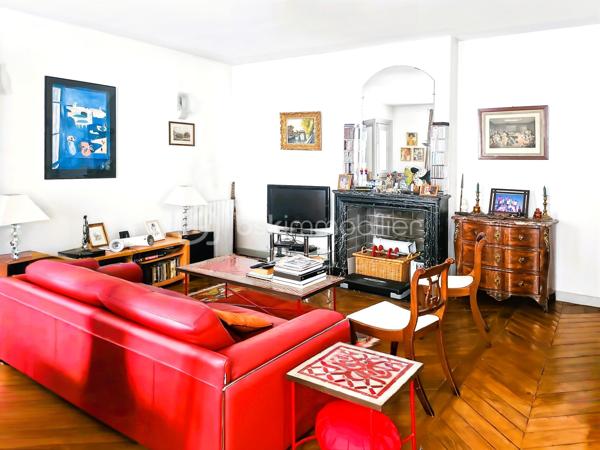 À  2 minutes de la Place de la République et du Canal Saint-Martin, au dernier étage avec ascenseur d'un élégant immeuble ancien, ce 63 m² lumineux et parfaitement au calme offre un cadre de vie rare au cœur de Paris.
🏡 Description du bien
Entrée, grande pièce de vie de 40 m² avec cuisine ouverte, beaux volumes, lumineux, 1 chambre avec dressing intégré et possibilité de créer une seconde chambre.
Salle d’eau récente / rénovée, WC séparés
✨ Les + qui font la différence
Dernier étage (rare), Très calme , charme de l’ancien : parquet point de Hongrie, cheminée marbre, belle hauteur sous plafond
Double vitrage PVC, électricité refaite,  appartement lumineux
📍 Localisation & transports
Métro République (Lignes 3, 5, 8, 9, 11)
À proximité immédiate :
Canal Saint-Martin, commerces, restaurants, cafés, théâtres & lieux culturels
Gare de l’Est à 10 min à pied
💡 Idéal pour :
Premier achat - Pied-à-terre parisien - Investissement locatif - Couple / célibataire