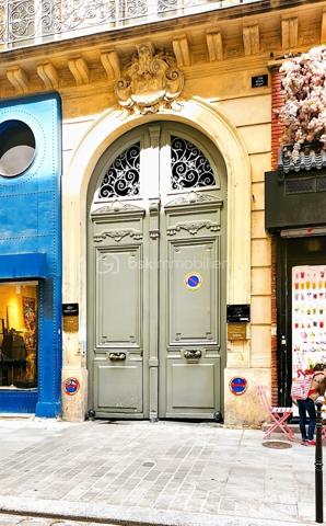 À  2 minutes de la Place de la République et du Canal Saint-Martin, au dernier étage avec ascenseur d'un élégant immeuble ancien, ce 63 m² lumineux et parfaitement au calme offre un cadre de vie rare au cœur de Paris.
🏡 Description du bien
Entrée, grande pièce de vie de 40 m² avec cuisine ouverte, beaux volumes, lumineux, 1 chambre avec dressing intégré et possibilité de créer une seconde chambre.
Salle d’eau récente / rénovée, WC séparés
✨ Les + qui font la différence
Dernier étage (rare), Très calme , charme de l’ancien : parquet point de Hongrie, cheminée marbre, belle hauteur sous plafond
Double vitrage PVC, électricité refaite,  appartement lumineux
📍 Localisation & transports
Métro République (Lignes 3, 5, 8, 9, 11)
À proximité immédiate :
Canal Saint-Martin, commerces, restaurants, cafés, théâtres & lieux culturels
Gare de l’Est à 10 min à pied
💡 Idéal pour :
Premier achat - Pied-à-terre parisien - Investissement locatif - Couple / célibataire