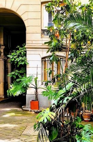 À  2 minutes de la Place de la République et du Canal Saint-Martin, au dernier étage avec ascenseur d'un élégant immeuble ancien, ce 63 m² lumineux et parfaitement au calme offre un cadre de vie rare au cœur de Paris.
🏡 Description du bien
Entrée, grande pièce de vie de 40 m² avec cuisine ouverte, beaux volumes, lumineux, 1 chambre avec dressing intégré et possibilité de créer une seconde chambre.
Salle d’eau récente / rénovée, WC séparés
✨ Les + qui font la différence
Dernier étage (rare), Très calme , charme de l’ancien : parquet point de Hongrie, cheminée marbre, belle hauteur sous plafond
Double vitrage PVC, électricité refaite,  appartement lumineux
📍 Localisation & transports
Métro République (Lignes 3, 5, 8, 9, 11)
À proximité immédiate :
Canal Saint-Martin, commerces, restaurants, cafés, théâtres & lieux culturels
Gare de l’Est à 10 min à pied
💡 Idéal pour :
Premier achat - Pied-à-terre parisien - Investissement locatif - Couple / célibataire