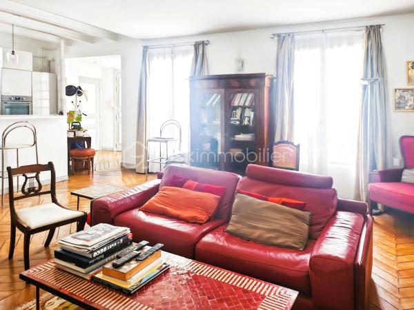 À  2 minutes de la Place de la République et du Canal Saint-Martin, au dernier étage avec ascenseur d'un élégant immeuble ancien, ce 63 m² lumineux et parfaitement au calme offre un cadre de vie rare au cœur de Paris.
🏡 Description du bien
Entrée, grande pièce de vie de 40 m² avec cuisine ouverte, beaux volumes, lumineux, 1 chambre avec dressing intégré et possibilité de créer une seconde chambre.
Salle d’eau récente / rénovée, WC séparés
✨ Les + qui font la différence
Dernier étage (rare), Très calme , charme de l’ancien : parquet point de Hongrie, cheminée marbre, belle hauteur sous plafond
Double vitrage PVC, électricité refaite,  appartement lumineux
📍 Localisation & transports
Métro République (Lignes 3, 5, 8, 9, 11)
À proximité immédiate :
Canal Saint-Martin, commerces, restaurants, cafés, théâtres & lieux culturels
Gare de l’Est à 10 min à pied
💡 Idéal pour :
Premier achat - Pied-à-terre parisien - Investissement locatif - Couple / célibataire