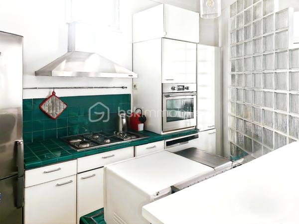 À  2 minutes de la Place de la République et du Canal Saint-Martin, au dernier étage avec ascenseur d'un élégant immeuble ancien, ce 63 m² lumineux et parfaitement au calme offre un cadre de vie rare au cœur de Paris.
🏡 Description du bien
Entrée, grande pièce de vie de 40 m² avec cuisine ouverte, beaux volumes, lumineux, 1 chambre avec dressing intégré et possibilité de créer une seconde chambre.
Salle d’eau récente / rénovée, WC séparés
✨ Les + qui font la différence
Dernier étage (rare), Très calme , charme de l’ancien : parquet point de Hongrie, cheminée marbre, belle hauteur sous plafond
Double vitrage PVC, électricité refaite,  appartement lumineux
📍 Localisation & transports
Métro République (Lignes 3, 5, 8, 9, 11)
À proximité immédiate :
Canal Saint-Martin, commerces, restaurants, cafés, théâtres & lieux culturels
Gare de l’Est à 10 min à pied
💡 Idéal pour :
Premier achat - Pied-à-terre parisien - Investissement locatif - Couple / célibataire