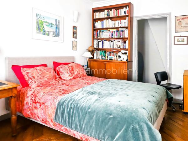 À  2 minutes de la Place de la République et du Canal Saint-Martin, au dernier étage avec ascenseur d'un élégant immeuble ancien, ce 63 m² lumineux et parfaitement au calme offre un cadre de vie rare au cœur de Paris.
🏡 Description du bien
Entrée, grande pièce de vie de 40 m² avec cuisine ouverte, beaux volumes, lumineux, 1 chambre avec dressing intégré et possibilité de créer une seconde chambre.
Salle d’eau récente / rénovée, WC séparés
✨ Les + qui font la différence
Dernier étage (rare), Très calme , charme de l’ancien : parquet point de Hongrie, cheminée marbre, belle hauteur sous plafond
Double vitrage PVC, électricité refaite,  appartement lumineux
📍 Localisation & transports
Métro République (Lignes 3, 5, 8, 9, 11)
À proximité immédiate :
Canal Saint-Martin, commerces, restaurants, cafés, théâtres & lieux culturels
Gare de l’Est à 10 min à pied
💡 Idéal pour :
Premier achat - Pied-à-terre parisien - Investissement locatif - Couple / célibataire