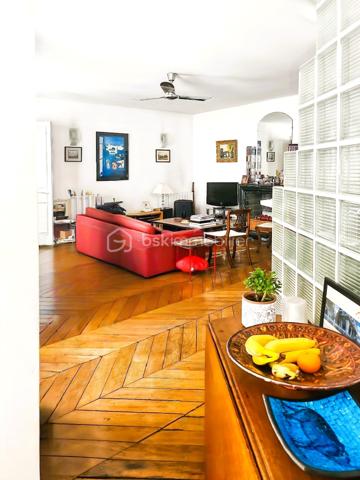 À  2 minutes de la Place de la République et du Canal Saint-Martin, au dernier étage avec ascenseur d'un élégant immeuble ancien, ce 63 m² lumineux et parfaitement au calme offre un cadre de vie rare au cœur de Paris.
🏡 Description du bien
Entrée, grande pièce de vie de 40 m² avec cuisine ouverte, beaux volumes, lumineux, 1 chambre avec dressing intégré et possibilité de créer une seconde chambre.
Salle d’eau récente / rénovée, WC séparés
✨ Les + qui font la différence
Dernier étage (rare), Très calme , charme de l’ancien : parquet point de Hongrie, cheminée marbre, belle hauteur sous plafond
Double vitrage PVC, électricité refaite,  appartement lumineux
📍 Localisation & transports
Métro République (Lignes 3, 5, 8, 9, 11)
À proximité immédiate :
Canal Saint-Martin, commerces, restaurants, cafés, théâtres & lieux culturels
Gare de l’Est à 10 min à pied
💡 Idéal pour :
Premier achat - Pied-à-terre parisien - Investissement locatif - Couple / célibataire