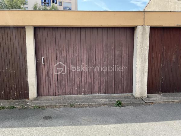 Ce box extérieur de 16 m² est situé au sein d’une résidence privée, calme et sécurisée, avec un accès par bip.

Les diagnostics ont déjà été réalisés :
-Constat amiante 
-État des risques et pollutions 
Le box dispose également d’un accès à l’électricité.
Pour plus d’informations, n’hésitez pas à me contacter.