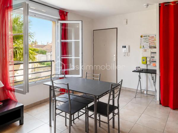 Appartement neuf dans une résidence de standing

Découvrez ce charmant appartement entièrement neuf, aménagé avec goût et bénéficiant de prestations de qualité.
Il se compose de :
Une agréable pièce de vie lumineuse
Une chambre confortable
Un coin cuisine fonctionnel et moderne
Une salle d'eau avec WC et sèche-serviettes
Une place de parking privative en sous-sol
Une cave
Vous profiterez également d'une jolie vue dégagée sur un parc verdoyant, offrant un cadre calme et agréable.

Situé dans une résidence récente de standing, cet appartement est idéal pour une résidence principale, un pied-à-terre ou un investissement locatif.

Les atouts :
✔ Résidence sécurisée et de standing
✔ Appartement neuf, aucun travaux à prévoir
✔ Parking en sous-sol et cave
✔ Vue sur parc
✔ Aménagement moderne et soigné

N'hésitez pas à me contacter pour plus d'informations ou pour organiser une visite.