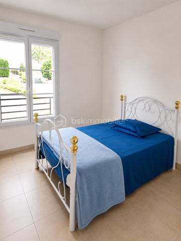 Appartement neuf dans une résidence de standing

Découvrez ce charmant appartement entièrement neuf, aménagé avec goût et bénéficiant de prestations de qualité.
Il se compose de :
Une agréable pièce de vie lumineuse
Une chambre confortable
Un coin cuisine fonctionnel et moderne
Une salle d'eau avec WC et sèche-serviettes
Une place de parking privative en sous-sol
Une cave
Vous profiterez également d'une jolie vue dégagée sur un parc verdoyant, offrant un cadre calme et agréable.

Situé dans une résidence récente de standing, cet appartement est idéal pour une résidence principale, un pied-à-terre ou un investissement locatif.

Les atouts :
✔ Résidence sécurisée et de standing
✔ Appartement neuf, aucun travaux à prévoir
✔ Parking en sous-sol et cave
✔ Vue sur parc
✔ Aménagement moderne et soigné

N'hésitez pas à me contacter pour plus d'informations ou pour organiser une visite.