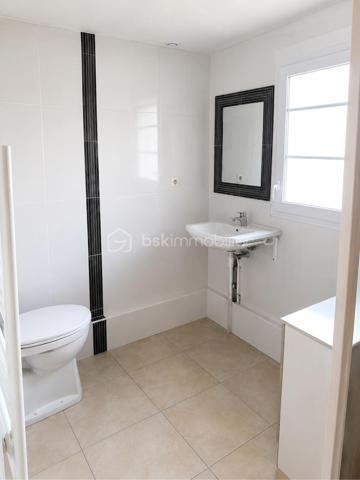 Appartement neuf dans une résidence de standing

Découvrez ce charmant appartement entièrement neuf, aménagé avec goût et bénéficiant de prestations de qualité.
Il se compose de :
Une agréable pièce de vie lumineuse
Une chambre confortable
Un coin cuisine fonctionnel et moderne
Une salle d'eau avec WC et sèche-serviettes
Une place de parking privative en sous-sol
Une cave
Vous profiterez également d'une jolie vue dégagée sur un parc verdoyant, offrant un cadre calme et agréable.

Situé dans une résidence récente de standing, cet appartement est idéal pour une résidence principale, un pied-à-terre ou un investissement locatif.

Les atouts :
✔ Résidence sécurisée et de standing
✔ Appartement neuf, aucun travaux à prévoir
✔ Parking en sous-sol et cave
✔ Vue sur parc
✔ Aménagement moderne et soigné

N'hésitez pas à me contacter pour plus d'informations ou pour organiser une visite.
