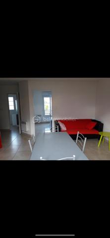Appartement neuf dans une résidence de standing

Découvrez ce charmant appartement entièrement neuf, aménagé avec goût et bénéficiant de prestations de qualité.
Il se compose de :
Une agréable pièce de vie lumineuse
Une chambre confortable
Un coin cuisine fonctionnel et moderne
Une salle d'eau avec WC et sèche-serviettes
Une place de parking privative en sous-sol
Une cave
Vous profiterez également d'une jolie vue dégagée sur un parc verdoyant, offrant un cadre calme et agréable.

Situé dans une résidence récente de standing, cet appartement est idéal pour une résidence principale, un pied-à-terre ou un investissement locatif.

Les atouts :
✔ Résidence sécurisée et de standing
✔ Appartement neuf, aucun travaux à prévoir
✔ Parking en sous-sol et cave
✔ Vue sur parc
✔ Aménagement moderne et soigné

N'hésitez pas à me contacter pour plus d'informations ou pour organiser une visite.