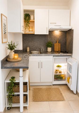 Appartement neuf dans une résidence de standing

Découvrez ce charmant appartement entièrement neuf, aménagé avec goût et bénéficiant de prestations de qualité.
Il se compose de :
Une agréable pièce de vie lumineuse
Une chambre confortable
Un coin cuisine fonctionnel et moderne
Une salle d'eau avec WC et sèche-serviettes
Une place de parking privative en sous-sol
Une cave
Vous profiterez également d'une jolie vue dégagée sur un parc verdoyant, offrant un cadre calme et agréable.

Situé dans une résidence récente de standing, cet appartement est idéal pour une résidence principale, un pied-à-terre ou un investissement locatif.

Les atouts :
✔ Résidence sécurisée et de standing
✔ Appartement neuf, aucun travaux à prévoir
✔ Parking en sous-sol et cave
✔ Vue sur parc
✔ Aménagement moderne et soigné

N'hésitez pas à me contacter pour plus d'informations ou pour organiser une visite.