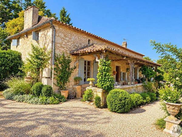 Maison de caractère avec piscine.