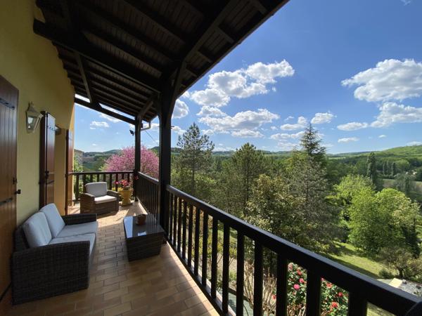 Vue panoramique exceptionnelle - propriété parfaitement entretenue avec piscine près de Penne-d’Agenais
