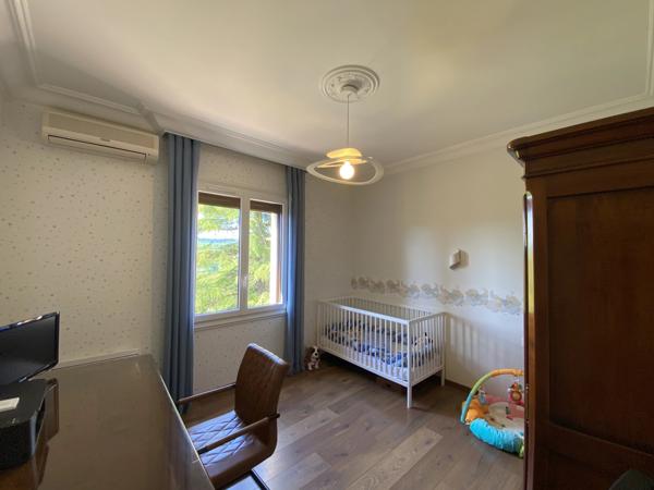 Vue panoramique exceptionnelle - propriété parfaitement entretenue avec piscine près de Penne-d’Agenais