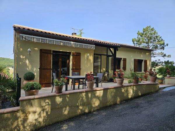 Vue panoramique exceptionnelle - propriété parfaitement entretenue avec piscine près de Penne-d’Agenais