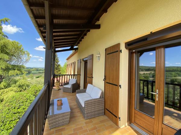 Vue panoramique exceptionnelle - propriété parfaitement entretenue avec piscine près de Penne-d’Agenais